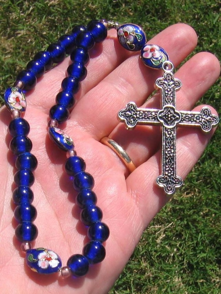 A strand of Anglican prayer beads